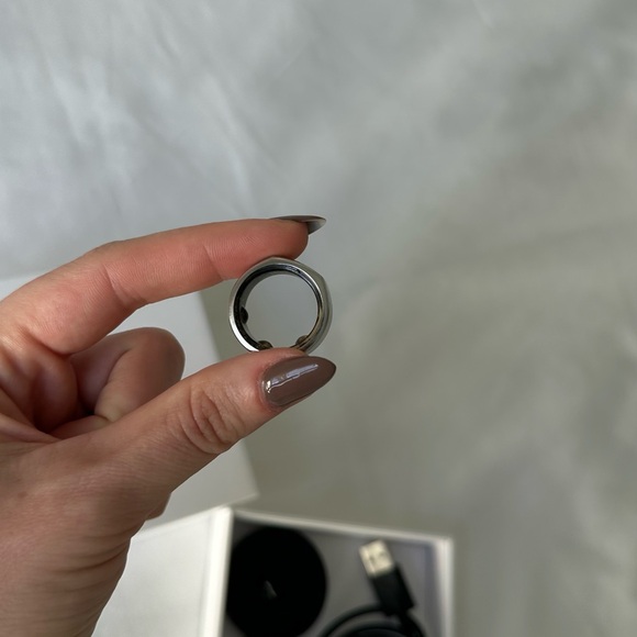 Oura Ring 3 Heritage, Silver - Picture 2 of 5
